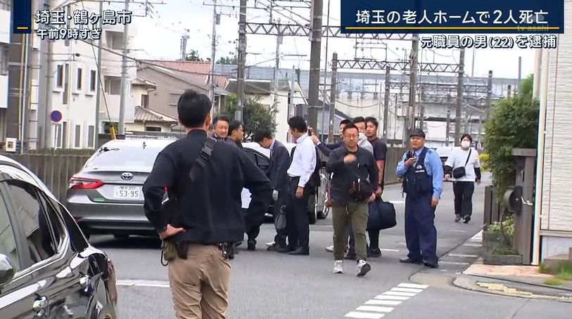 これはガチ一般人が見るとサラリーマンが集まって揉めてる所に警察官が1人きて困ってる画に見えるらしい
