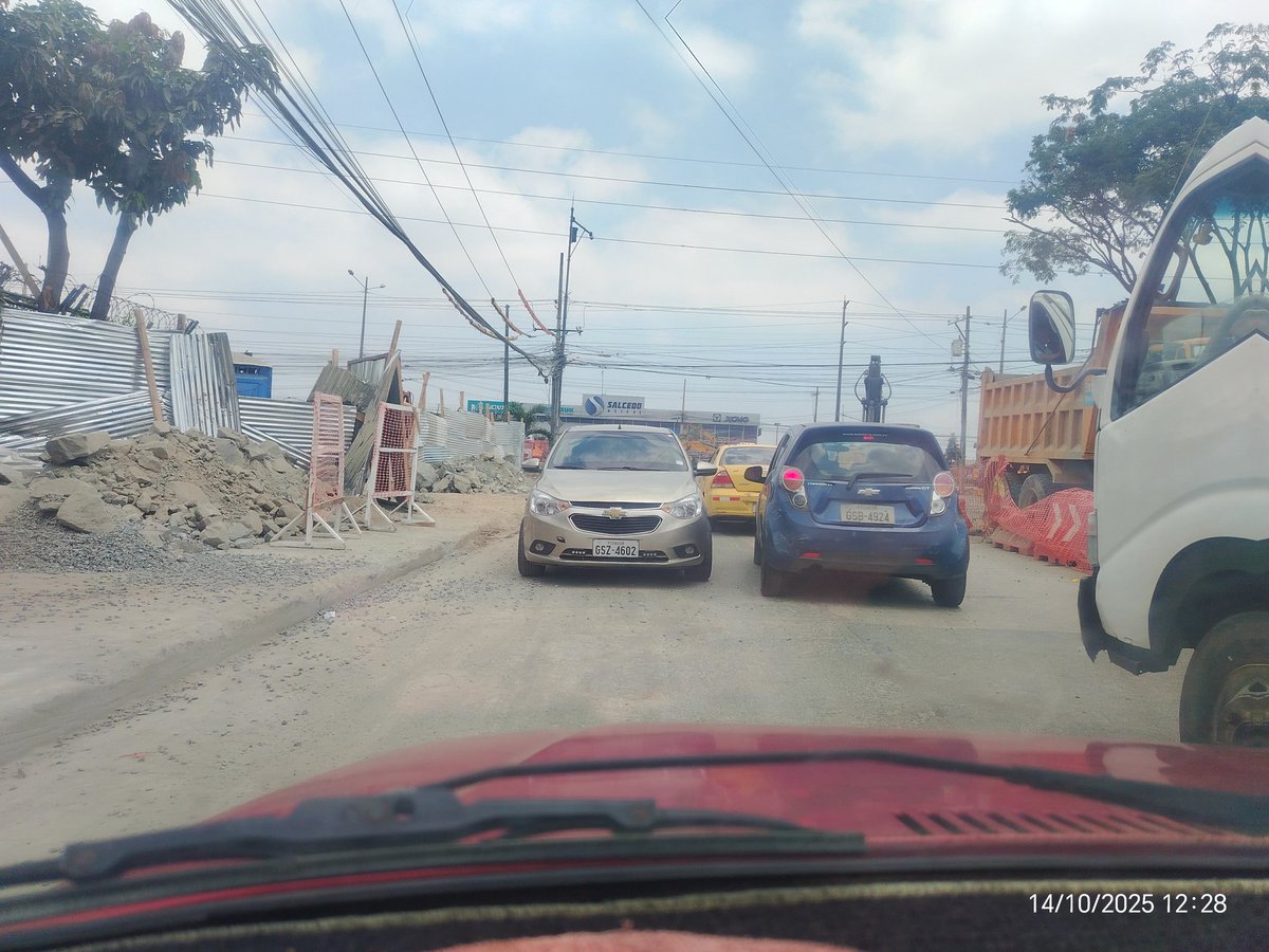 MariaMa10690670's tweet photo. #ATENCIÓN 🚨Vehículos siguen ingresando en contra vía en la avenida Rosavin sector AJE Big Cola donde se encuentran haciendo trabajos
@ecuavisa @aquilesalvarez @RTSEcuador @ATMGuayaquil @guayaquilalrojo
Tomar acciones para que esto no continúe sucediendo https://t.co/BMhIvxCB1w