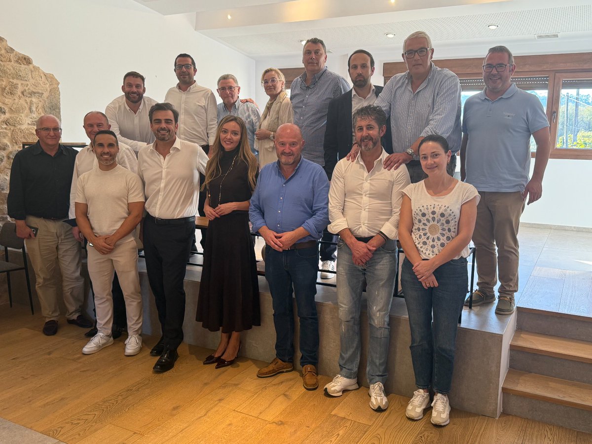 Nuestro  presidente provincial, <a href="/DiegoCalvoPouso/">Diego Calvo</a>, celebró estos días, acompañado del secretario general, <a href="/evaristoben1/">Evaristo Ben</a>, una reunión comarcal con alcaldes y portavoces del Barbanza. 

Calvo insistió en la importancia de seguir trabajando a pie de calle con todos los vecinos.