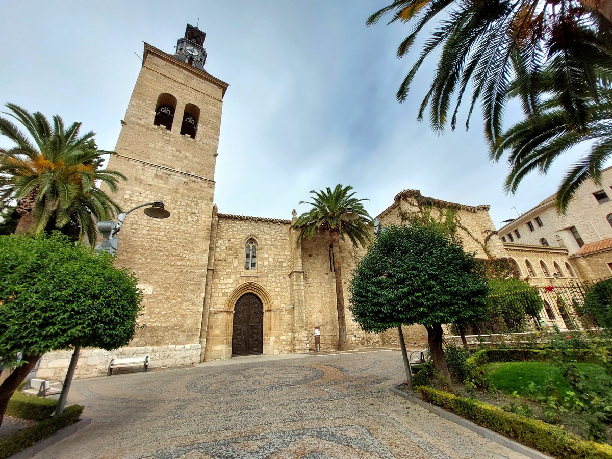 Puede confundirse con una iglesia fortificada, pero no lo es. San Pedro de Ciudad Real, templo gótico del siglo XIV, sufrio severos daños por el brutal terremoto de Liboa de 1755 que obligaron a intervenir sobre su muro septentrional, en peligro de derrumbe. La solución elegida