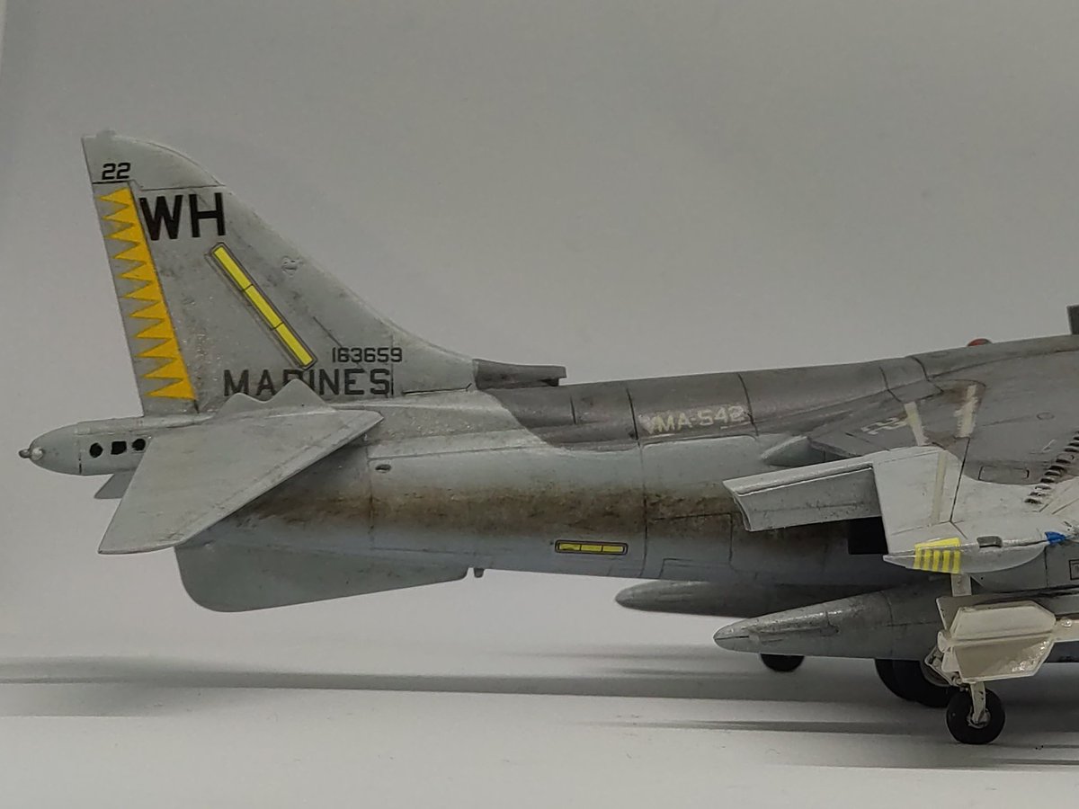 ハセガワ1/72AV-8BハリアーⅡ
完成しました。部隊マークは地元に飛来経験のある部隊をチョイス。
今回はいつも以上に汚しに力を入れての制作になりました。友人からの貰い物なので無事形に出来て一安心です。
#筆塗り #完成