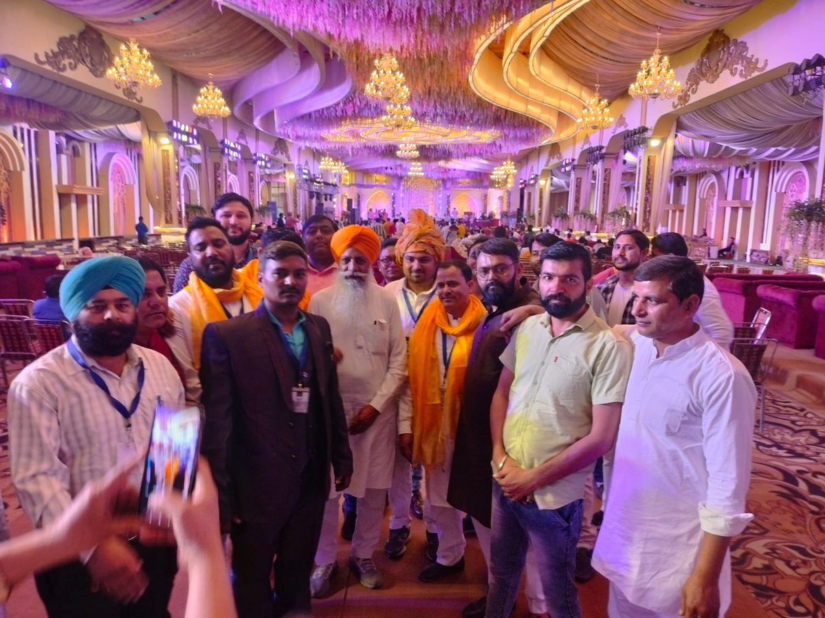 EktaUnion's tweet photo. किसान नेता सरदार @GurnamsinghBku जी सात दिनों से धान की फसल खरीद का मुद्दा उठा रहे हैं लेकिन धान खरीदारों के साथ मिला हुआ प्रशासन कुछ सुनने को तैयार नहीं है। अब ऐसे में परेशान होकर किसान अधिकारी को थप्पड़ ना मारे तो क्या करे❓

हम "तन मन धन" से "गुरनाम सिंह चडूनी जी" के साथ हैं। https://t.co/PfvLFx7kR3