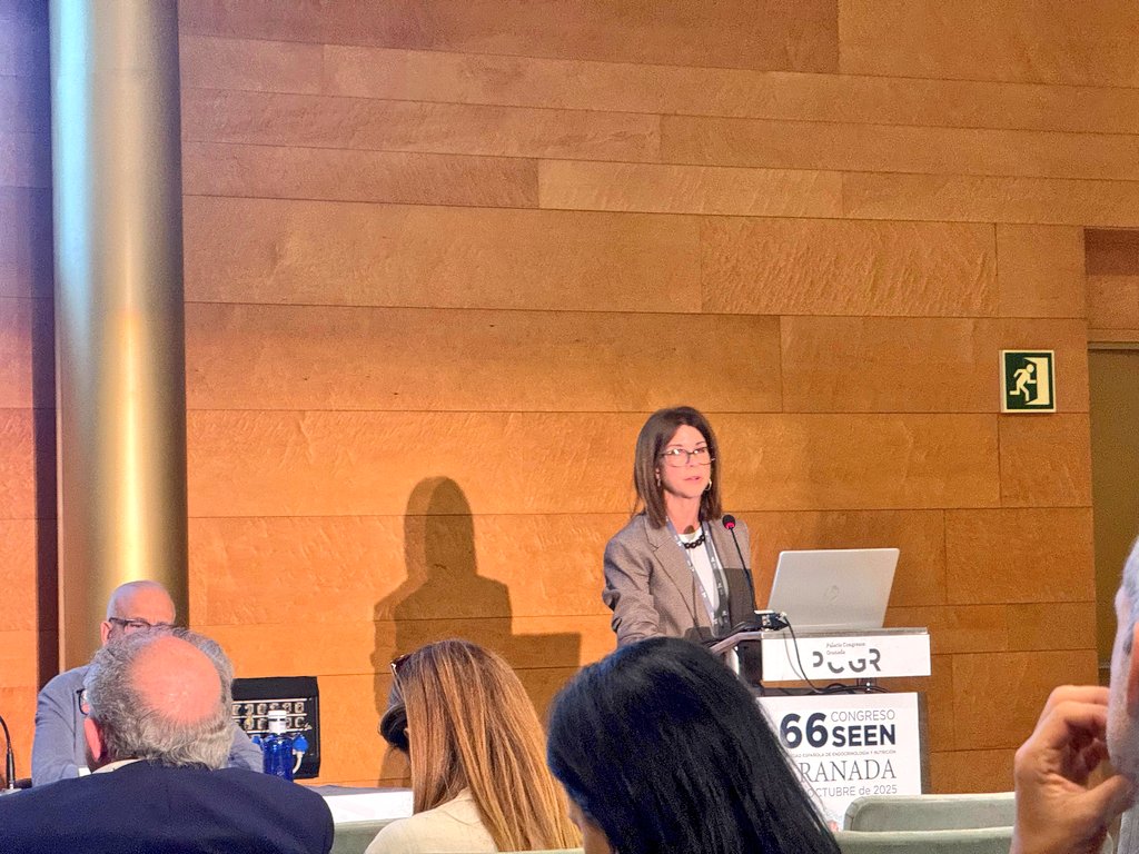 La salud ósea en personas trans ha sido abordada por la Dra. Tomé #CongresoSEEN2025 
📝 mayor riesgo en mujer trans
📝 población de riesgo: gonadectomia, adherencia al THAG, hipogonadismo previo
📝 THAG posterior al uso de análogos, recuperación parcial en mujer trans