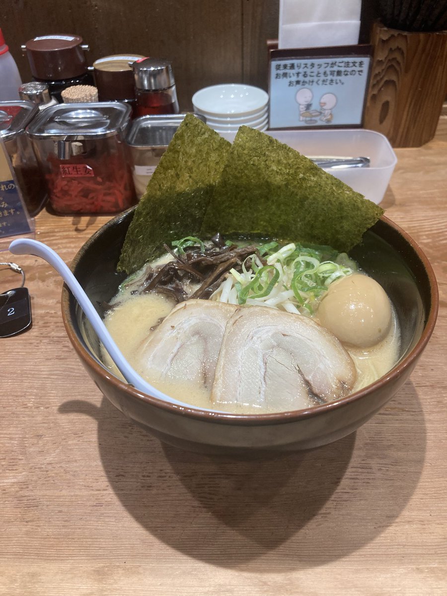 白豚骨💕🐷🍥🍜
大盛りはりがねで一杯
替え玉大盛り粉落としで一杯💕

ご馳走様でした‼️‼️‼️