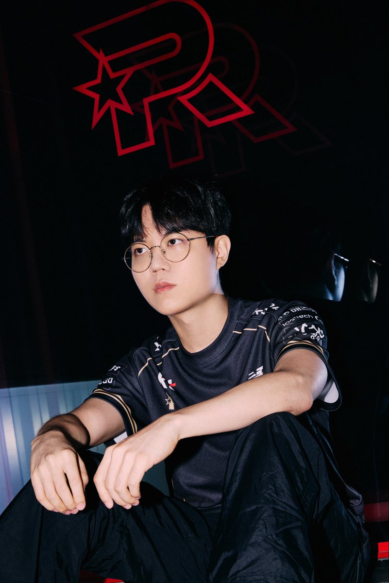christinaoh21's tweet photo. also btw i shot these 2025 worlds jersey photos for @KTRolster_tw 🎢 https://t.co/ssz4BGlhjl