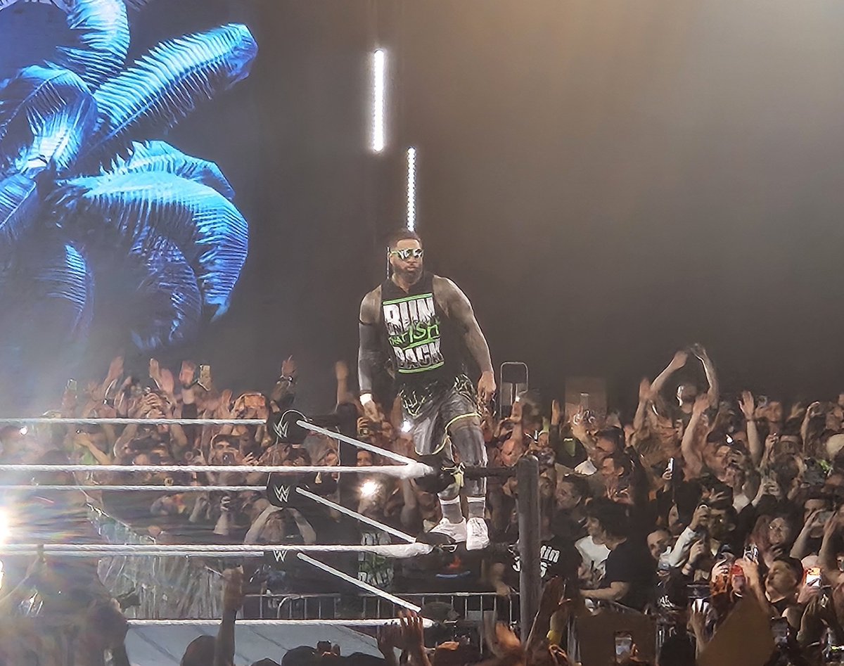 MARCUSjames2211's tweet photo. Jet Uso at WWE Melbourne #wwemelbourne #jeyuso @WWEUsos @WWEAustralia @WWE https://t.co/tzmPokUMWd