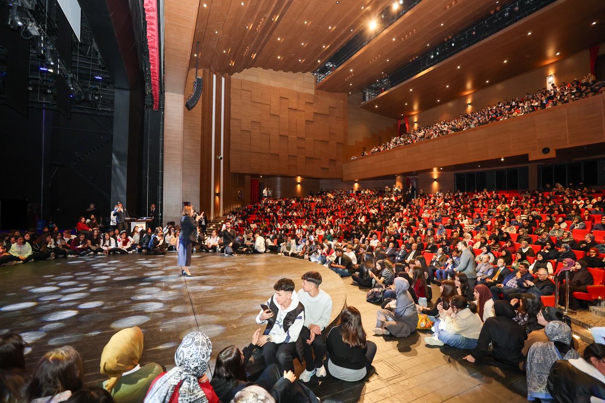 #GaziantepBüyükşehir olarak düzenlediğimiz Medeniyet Söyleşileri serimizin 112’nci konuğu, yazar ve Yeşilay Genel Başkanı Doç. Dr. Mehmet Dinç oldu.

Başkanımız <a href="/FatmaSahin/">Fatma Şahin</a>, gençlerle bir araya gelerek eğitim ve değerler üzerine anlamlı mesajlar paylaştı.

“Bize Yakışan” adlı