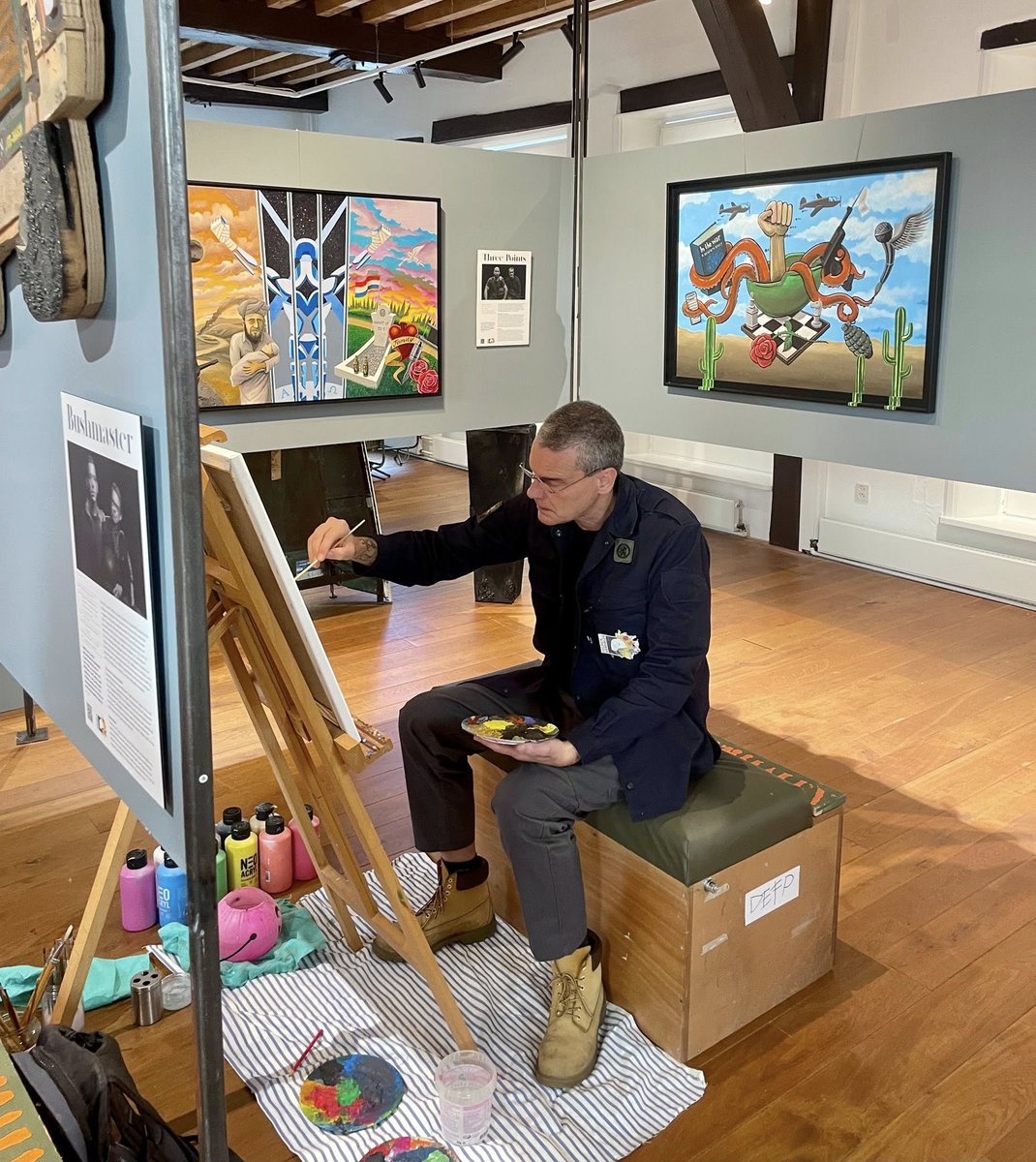 AmyvanSon's tweet image. Schilder en kunstenaar @DefPaintings Pascal Griffioen is opnieuw op zaal aan het schilderen en ook Peter van Asselt is er om podcasts op te nemen. We ontmoetten hen al tijdens een eerdere activiteitendag. 3/6