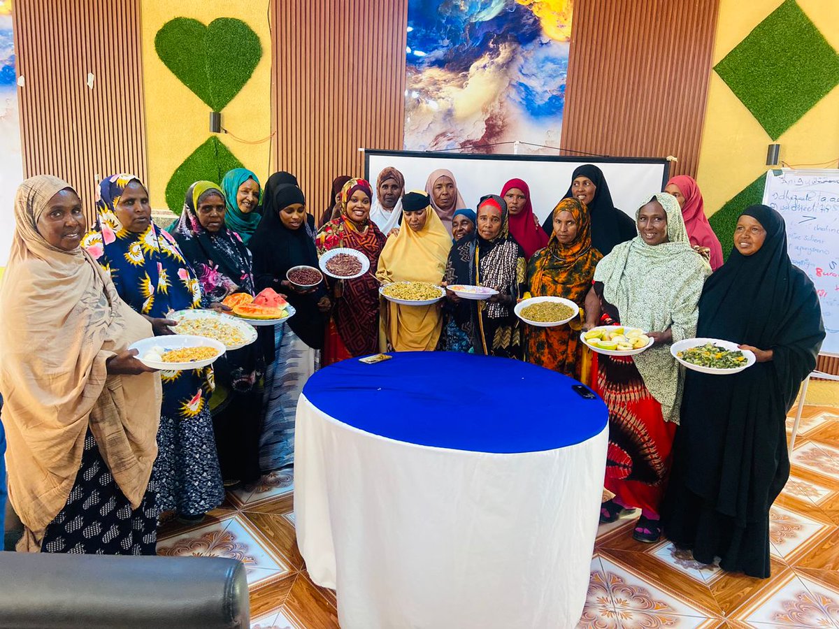 GermanyinSOM's tweet photo. 🇩🇪cooperation empowers women farmers in rural 🇸🇴, playing a vital role in ensuring sustainable #food security 🌱. Through kitchen gardens, the #SPQA project helps female farmers build a foundation for sustainable food security 🍅 and empowerment 💪.
#InternationalDayOfRuralWomen https://t.co/KAbbYcfBxD