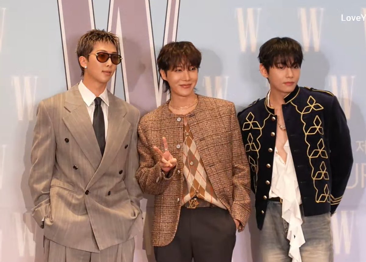TAEHYUNG AT LOVE YOUR W 2025
RM AT LOVE YOUR W 2025
J-HOPE AT LOVE YOUR W 2025
#jhopexWKorea #VxWKorea
#RMxWKorea #LoveYourW2025