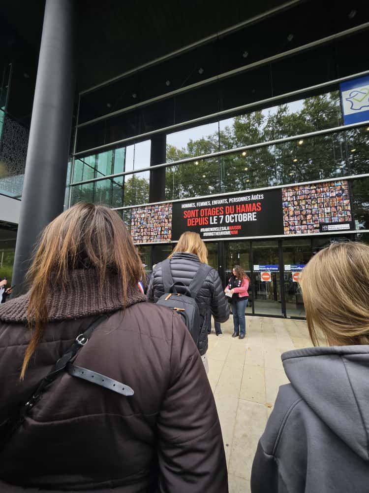 🕊️ Ce matin, nous étions rassemblés devant l'Hôtel de Région afin de procéder au retrait de la banderole, sur le fronton de celui-ci, installée en soutien à la libération des otages détenus par le Hamas depuis le 7 octobre, afin de témoigner notre solidarité envers les victimes.