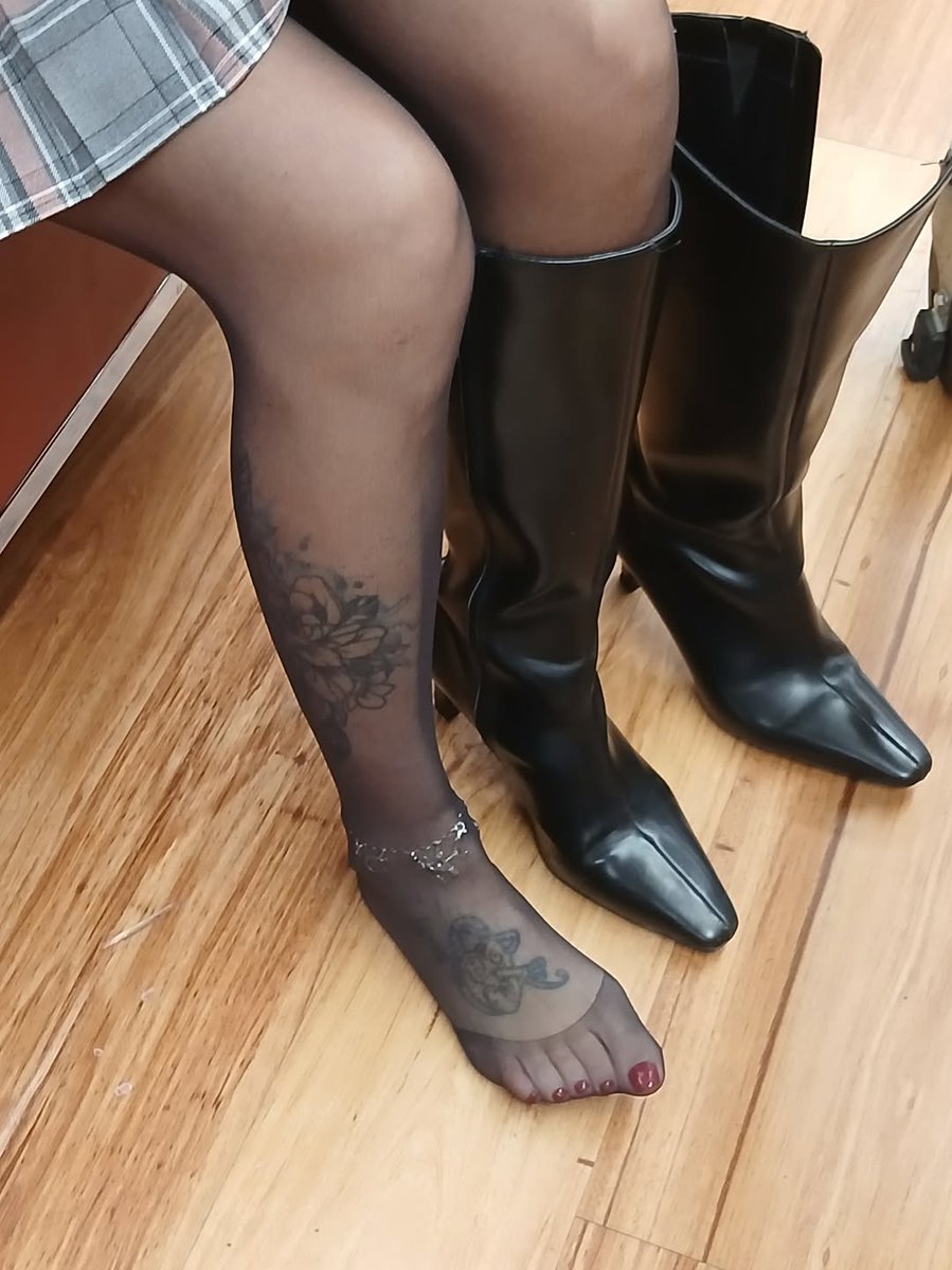 Tights and long boots season 😍 enjoy your day