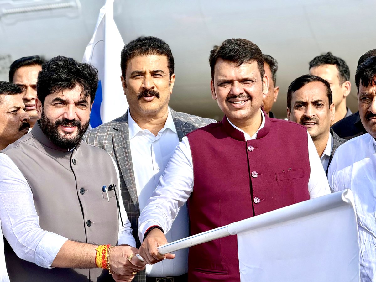 mohol_murlidhar's tweet photo. सोलापूरच्या ��िकासाच्या दृष्टीने आज महत्त्वाचं पाऊल पडलं. सोलापूर-मुंबई या विमानसेवेचा शुभारंभ झाला. राज्याचे लोकप्रिय मुख्यमंत्री मा.श्री. देवेंद्रजी फडणवीस यांच्या शुभहस्ते झेंडा दाखवून ही विमानसेवा कार्यान्वित करण्यात आली.

सोलापूरसाठी हा टप्पा म्हणजे नव्या युगाची सुरुवात असून आर्थिक, औद्योगिक आणि पर्यटन विकासाच्या दृष्टीने ही विमानसेवा सोलापूरला नव्या उंचीवर नेणारी ठरेल.

मुंबईसारख्या आर्थिक राजधानीशी थेट हवाई जोडणी झाल्याने गुंतवणूक, रोजगारनिर्मिती आणि व्यापारासाठी प्रचंड संधी खुल्या होतील. समग्र आणि संतुलित विकासाचा नवा अध्याय सोलापूरसारख्या शहरांत लिहिला जात आहे आणि ही विमानसेवा त्याच दिशेने टाकलेलं ऐतिहासिक पाऊल ठरत आहे !

@narendramodi 
@PMOIndia 
@Dev_Fadnavis 
@CMOMaharashtra 
@MoCA_GoI