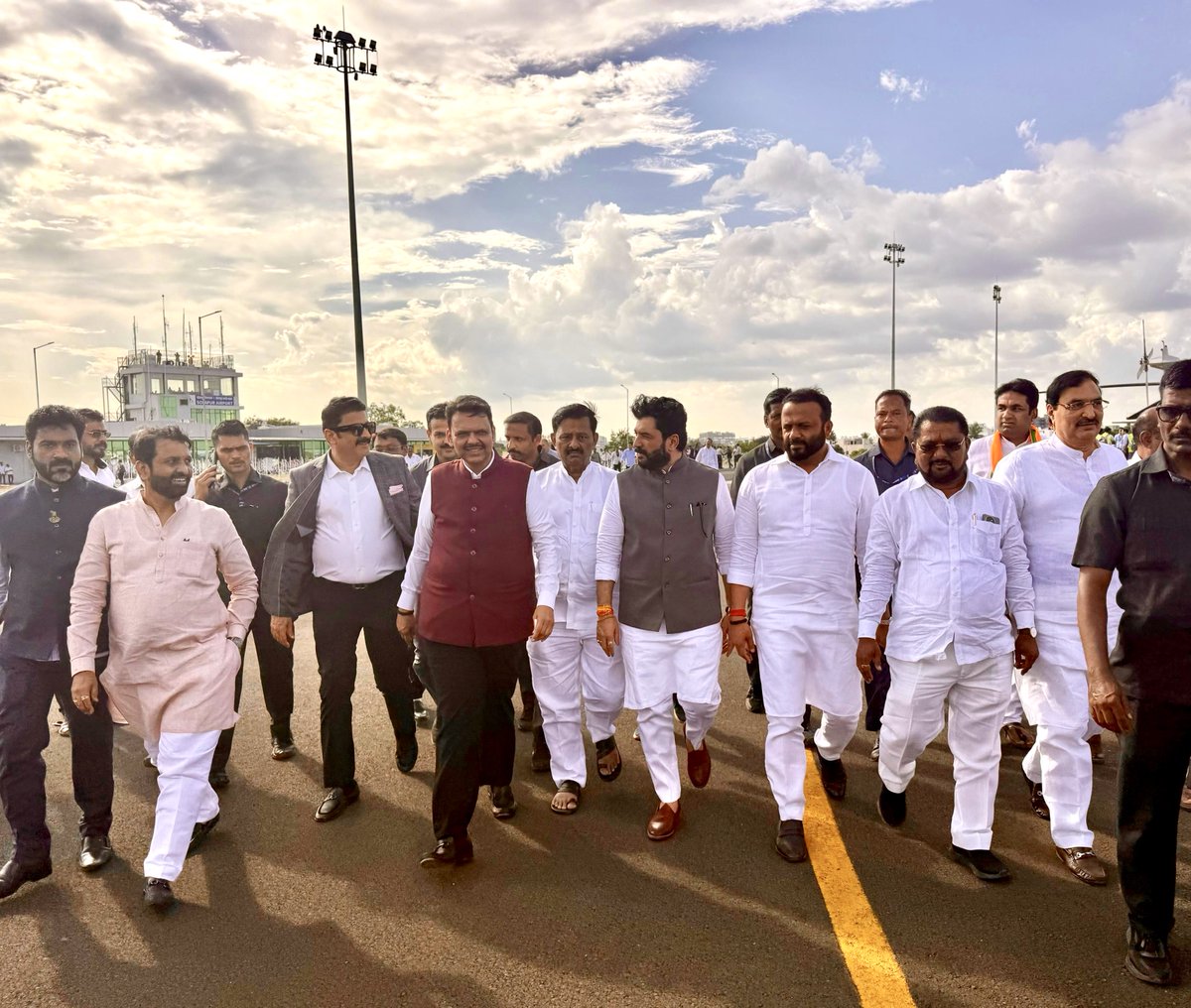 mohol_murlidhar's tweet photo. सोलापूरच्या ��िकासाच्या दृष्टीने आज महत्त्वाचं पाऊल पडलं. सोलापूर-मुंबई या विमानसेवेचा शुभारंभ झाला. राज्याचे लोकप्रिय मुख्यमंत्री मा.श्री. देवेंद्रजी फडणवीस यांच्या शुभहस्ते झेंडा दाखवून ही विमानसेवा कार्यान्वित करण्यात आली.

सोलापूरसाठी हा टप्पा म्हणजे नव्या युगाची सुरुवात असून आर्थिक, औद्योगिक आणि पर्यटन विकासाच्या दृष्टीने ही विमानसेवा सोलापूरला नव्या उंचीवर नेणारी ठरेल.

मुंबईसारख्या आर्थिक राजधानीशी थेट हवाई जोडणी झाल्याने गुंतवणूक, रोजगारनिर्मिती आणि व्यापारासाठी प्रचंड संधी खुल्या होतील. समग्र आणि संतुलित विकासाचा नवा अध्याय सोलापूरसारख्या शहरांत लिहिला जात आहे आणि ही विमानसेवा त्याच दिशेने टाकलेलं ऐतिहासिक पाऊल ठरत आहे !

@narendramodi 
@PMOIndia 
@Dev_Fadnavis 
@CMOMaharashtra 
@MoCA_GoI