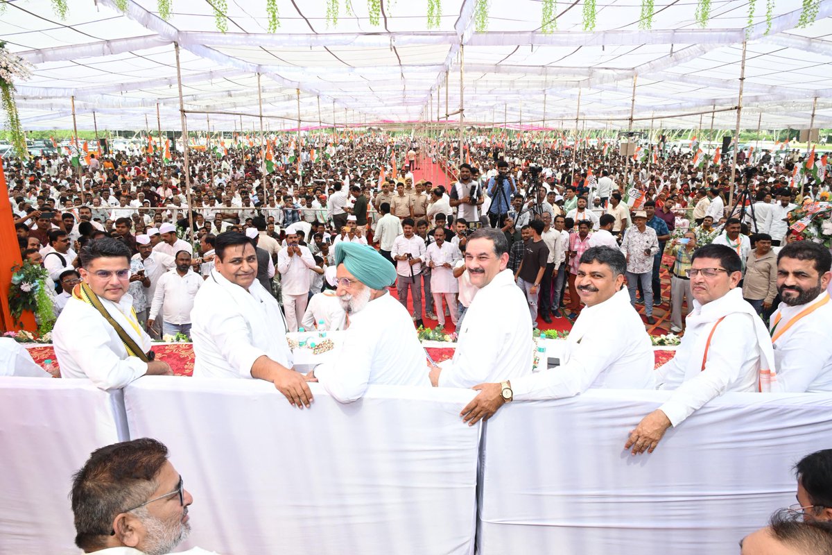 TikaRamJullyINC's tweet photo. अंता विधानसभा उपचुनाव में कांग्रेस प्रत्याशी श्री @PramodBhayaINC जी की नामांकन रैली को संबोधित किया।

अंता का यह उपचुनाव केवल एक सीट का चुनाव नहीं है, बल्कि भाजपा सरकार को आईना दिखाने का चुनाव है। प्रदेश की जनता पिछले दो वर्षों से जिस तानाशाही रवैये, बेलगाम अफसरशाही और जनविरोधी नीतियों का सामना कर रही है, यह चुनाव उसी अन्याय का जवाब देने का चुनाव है।

मुझे पूर्ण विश्वास है कि अंता की जनता अपने मत के माध्यम से इस अहंकारी और अन्यायी सरकार को सख्त जवाब देगीl @Sukhjinder_INC @ashokgehlot51 @GovindDotasra @JitendraSAlwar @SachinPilot @INCIndia @INCRajasthan