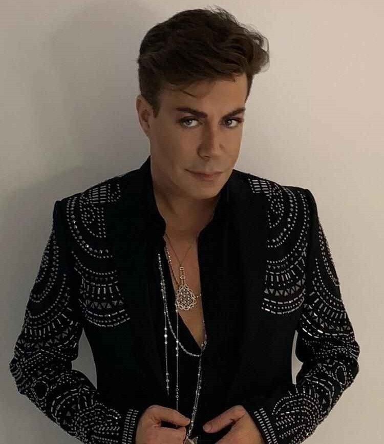 Ünlü sanatçı Fatih Ürek kalp krizi geçirdi. 

Apar topar yoğun bakıma alınan sanatçının sağlık durumunun ciddiyetini koruduğu öğrenildi.