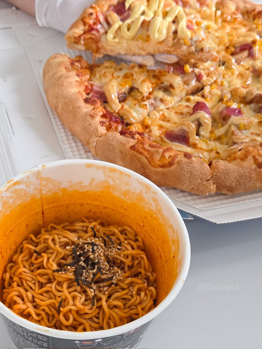 도미노 포테이토피자 마요마요에 옥수수추가, 치즈 엣지
앱에서 마요마요 메뉴 선택 되길래 바로 주문하고 불닭 낋였읍니다
핫소스랑 갈릭디핑까지 뿌려서 고소느끼 끝에 산미 살짝 더해줘야하는거 아시죠
느끼해질때쯤 불닭으로 리셋하고 또 먹고 리셋하고 또 먹고 네버엔딩스토리