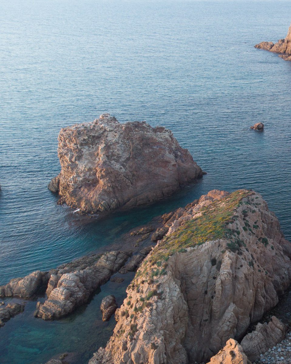 Phonenurd's tweet image. Lost in the endless beauty of the ocean and these majestic rock formations 
Shot on 17 pro ( native colour profile)
#Seascape #NaturePhotography #CoastalVibes #Travel #BeautifulDestinations #Wanderlust #CoastalScenes #IslandLife #BlueWaters #Scenery #shotoniphone