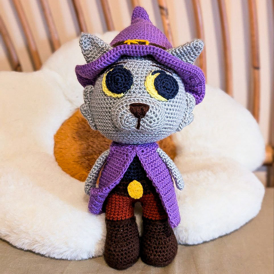 ¡Nuestra Catarina cobra vida en amigurumi! 🐱✨
Creación de la artista de IG
 @pilarin_amigurumis_crochet  💖
¿Os gustaría ver peluches oficiales del juego? Contadnos cuál abrazaríais primero 🪄
#JustInCrime #GometGames #IndieDev #CozyGaming #detectivegame