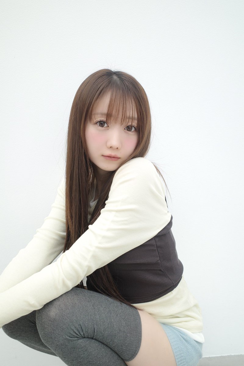 otani_emiri's tweet image. 🎀sweet 11月号🎀
あざとスウィートな秋メイク♡
掲載していただいています📸
買って見てみたら、なんと6ページも😭
と〜ってもうれしいです💖🫶🏻

新しい自分に出会えた可愛い撮影…
いつものみりにゃとのギャップを楽しんでもらえたらと思います🐈⋆౨ৎ˚⟡˖ 
最新のメイクポーチの中身も紹介してるよ💕