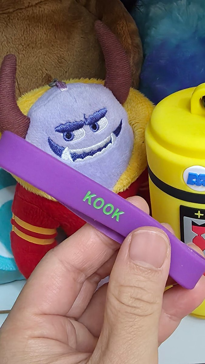 #vanner #vvs #성국 #sungkook
제가 가지고 싶어서 만들었는데 제작 최소 수량 맞추느라 15개씩 여유가 생겼어요

보라+야광 분홍 세트로 칠곡에서 뵙는 삐삐분들께 나눔할까 하는데 좋아하실까요? (토요일)

단점) 팔찌 둘레가 많이 넉넉한 편이라 가끔씩 저도 모르게 빠져 있을 때도 있더라구요