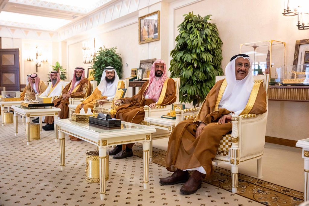 EmarahAlQassim's tweet photo. أشاد سموه بما تقوم به الجمعية من أعمال مباركة وخدمات نوعية تُعنى برعاية المساجد وتهيئتها بما يليق بمكانتها، بدعم واهتمام من القيادة الرشيدة – أيدها الله – لتعزيز دورها في خدمة المجتمع..

سمو #أمير_منطقة_القصيم يستقبل محافظ رياض الخبراء ورئيس جمعية العناية بالمساجد بالمحافظة ويطلع على التقرير السنوي للجمعية.