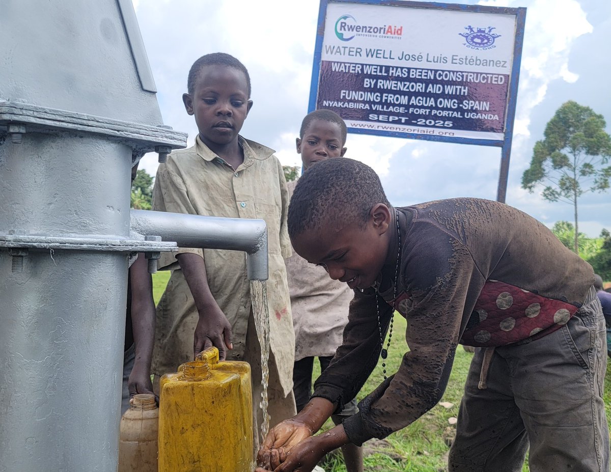 rwenzoriaid's tweet image. We join the rest of the world to commemorate the global hand Washinv day . Hands touch several places which sometimes are not clean and can lead to transfer of germs . Lets Wash hands often. @uwasnet @TheWaterTrust @actsuganda @AguaOng @amurungi2016 @Water4PeopleUG