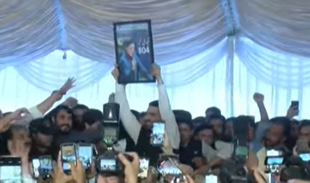 سُہیل آفریدی نے عمران خان کی تصویر لہرا دی، تمام چینلز پر براہ راست۔۔!!