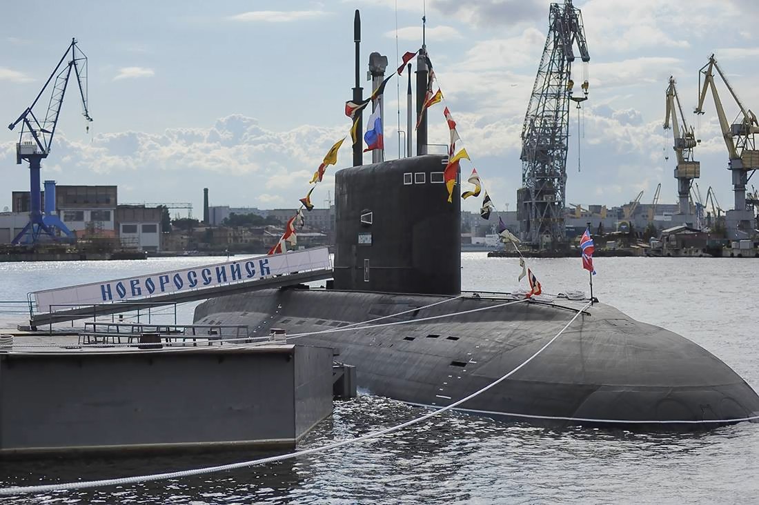 boris_beissner's tweet image. ⚓️🇷🇺 Submarine #Novorossiysk’s failure in the #Atlantic — forcing it to sail surfaced back to the Baltic — highlights #russia’s waning naval reach.