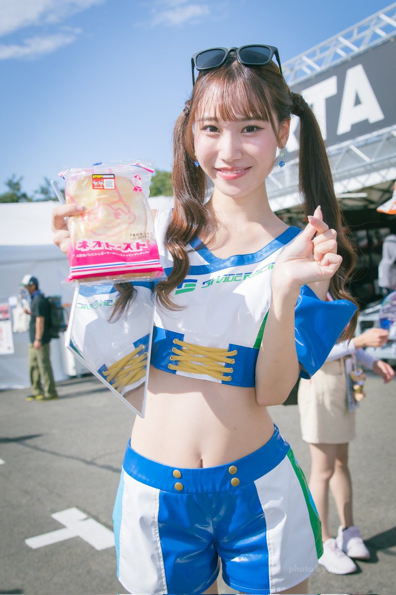 itiniisan's tweet image. #SUPERGT2025 
#スーパーgt菅生
#SHADE #SHADEGIRLS
#直井寧音
(@neo_ron97)  
#レースクイーン 
#レースアンバサダー
ネオトーストをもつねおちゃん🍞