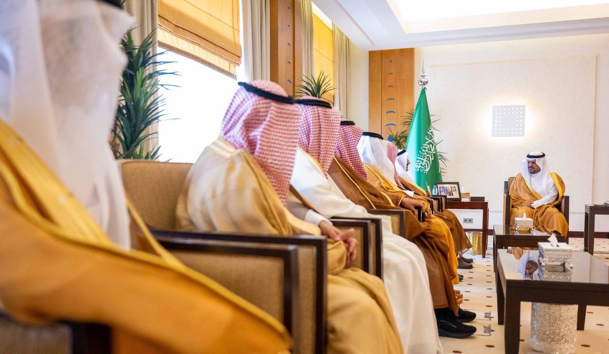 EmarahAlQassim's tweet photo. أشاد سموه بما تقوم به الجمعية من جهود مخلصة لخدمة بيوت الله تعالى، مؤكداً أن هذا العمل يُعد من أنبل الأعمال وأعظمها أثرًا في خدمة المجتمع وتعزيز القيم الدينية والإنسانية..

سمو #نائب_أمير_منطقة_القصيم يستقبل محافظ رياض الخبراء ورئيس جمعية العناية بالمساجد بالمحافظة ويتسلم التقرير السنوي للجمعية.