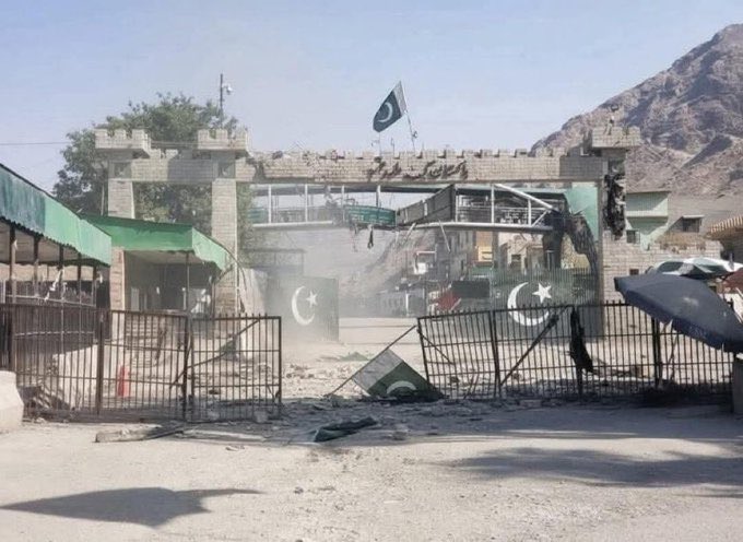 PathanBhaiii's tweet image. 🚨BRAKING….
The Afghan forces have completely overrun the Pakistan checkpoint gate and have entered Pakistan. The Baloch army has also arrived. The Pakistani army can no longer retreat; they are being attacked from the front by Afghan forces and from the rear by the Baloch army.…