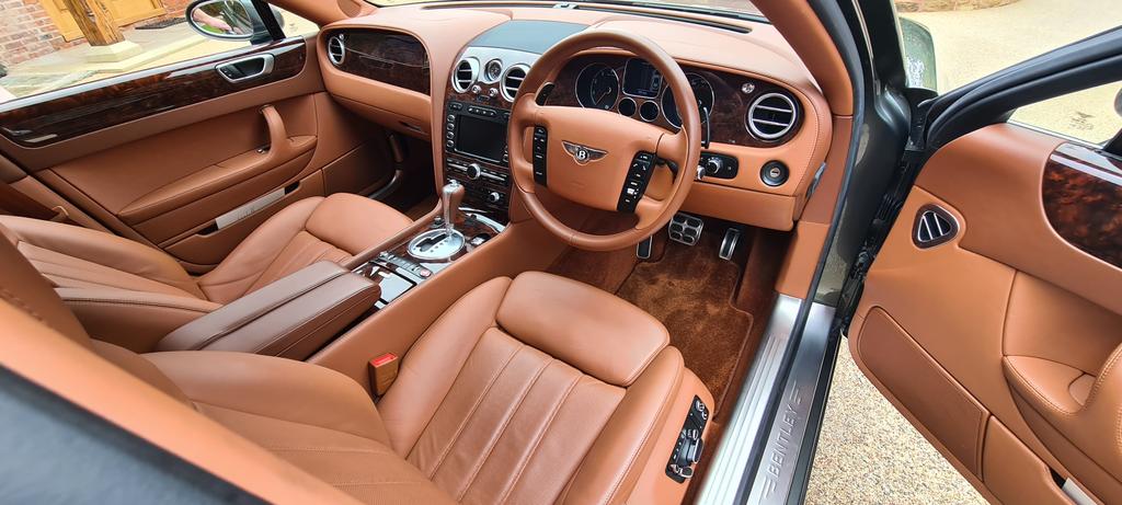 MttRbnsn's tweet image. This year is the 20th anniversary of the modern-era @BentleyComms #Continental #Flying #Spur. This example is the second one built, and has done only 457 miles in its entire life. The 6.0-litre #W12 is like new!

#BentleyToybox