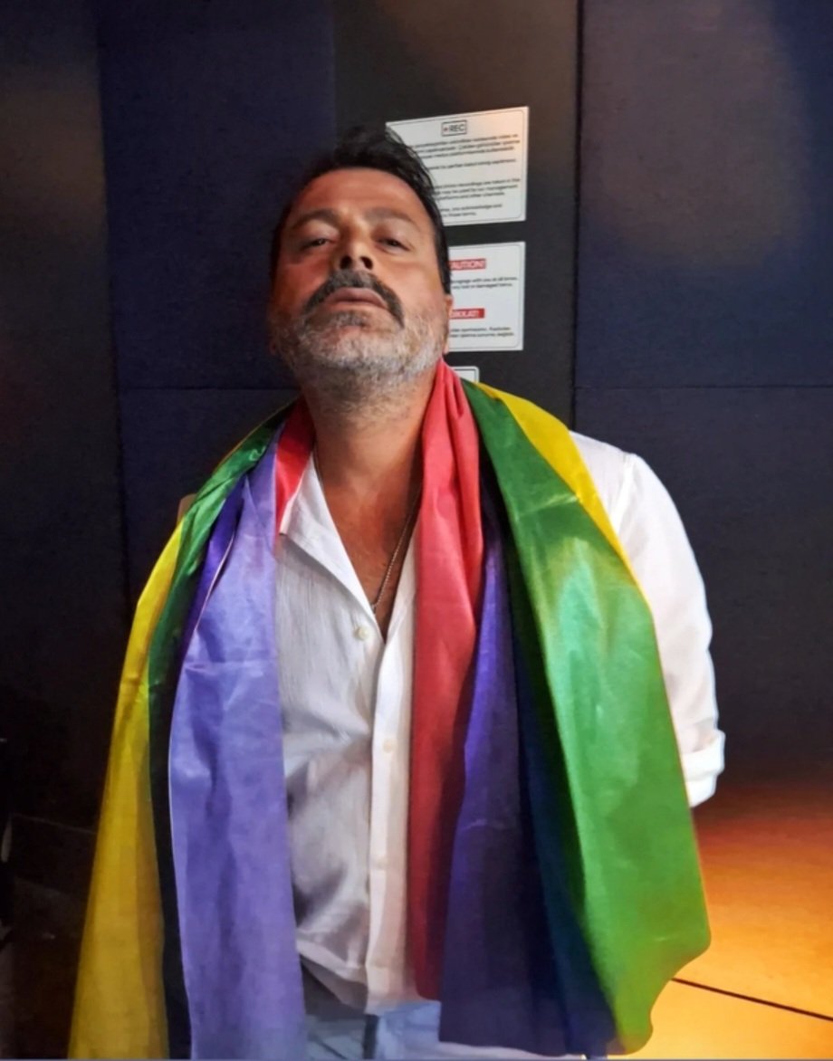 11. Yargı Paketi'nde LGBTİ+’lara hapis cezası geliyor! 
LGBTİ+ bireylere 3 yıl hapis cezası öngörülüyor !!!
O zaman Nerdesin Aşkım ?
Burdayım aşkım ✌️