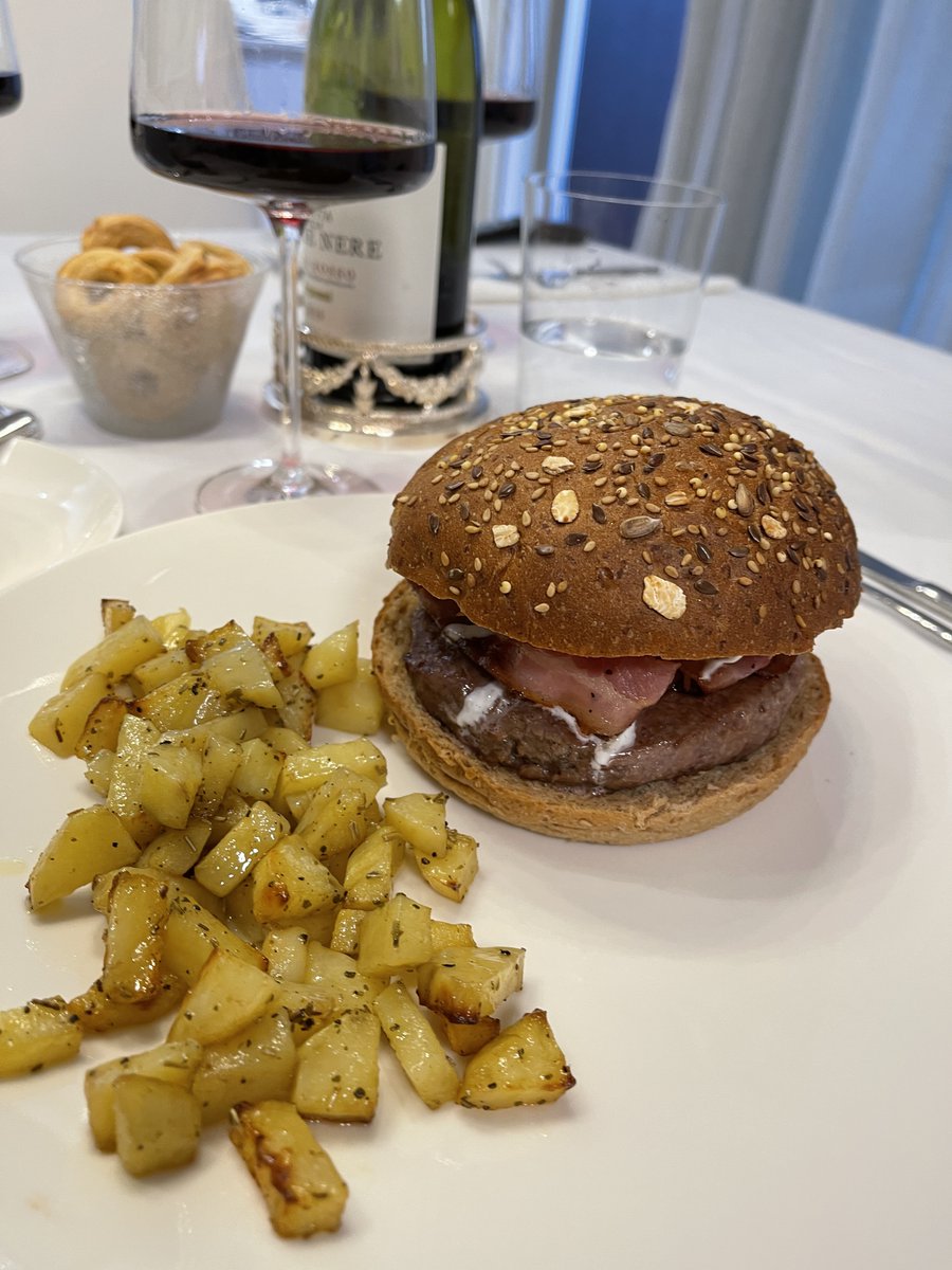 A cozy dinner at home 🍷
Juicy homemade burgers, crispy hash-brown potatoes &amp; a glass of red wine — pure Mediterranean comfort.
Slow food. Simple joy. Honest flavor.

#AlmasHealthyCooking #MediterraneanDinner #HomemadeCooking #ComfortFood