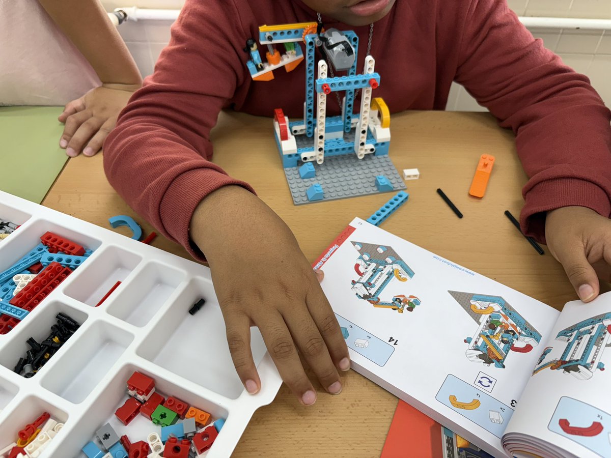 arcipreste2009's tweet image. Conocéis algún trabajo en el que los clientes te despidan con aplausos y abrazos. ¡Impagable! Hoy termino mi visita a Valencia. Vuelvo feliz y un poquito cansado. Pero con las pilas cargadas. Gracias a @CodeWeekEU y @Complubot. @educaINTEF @scientix_eu @GVAeducacio @educajccm