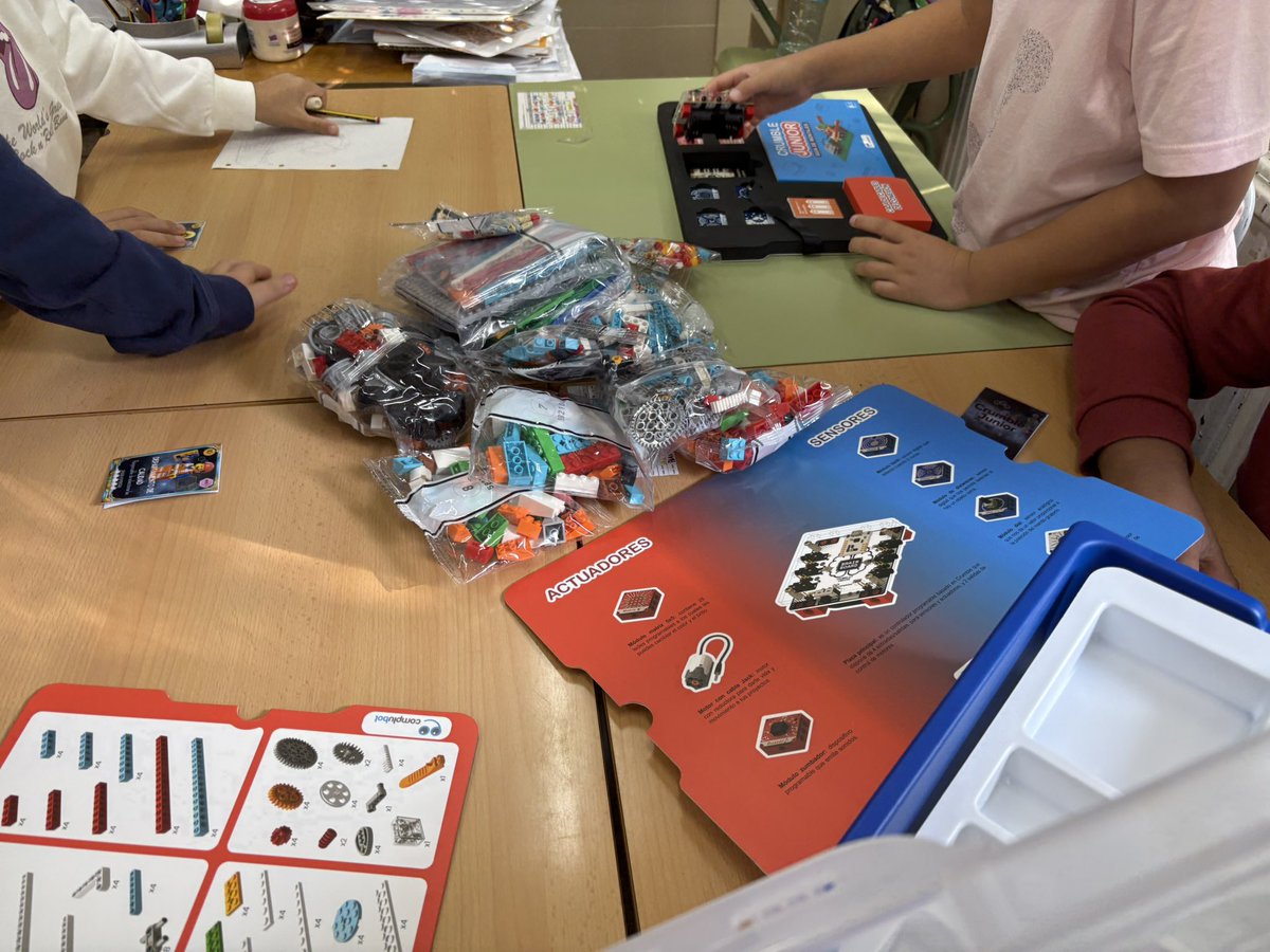 arcipreste2009's tweet image. Conocéis algún trabajo en el que los clientes te despidan con aplausos y abrazos. ¡Impagable! Hoy termino mi visita a Valencia. Vuelvo feliz y un poquito cansado. Pero con las pilas cargadas. Gracias a @CodeWeekEU y @Complubot. @educaINTEF @scientix_eu @GVAeducacio @educajccm