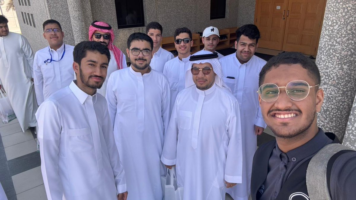 سر نادي الزيارات بـ #جامعة_الملك_فهد_للبترول_والمعادن يوم الأربعاء الموافق 15 أكتوبر باستقبال مدرسة ثانوية الفيصلية وذلك بعدد 25 طالب ومعلمين  بدأت الزيارة بمحاضرة تعريفية في قاعة المكتبة المركزية بتقديم أعضاء النادي وتلى ذلك جولة في انحاء الجامعة وتناول الغداء في مطعم الطلاب