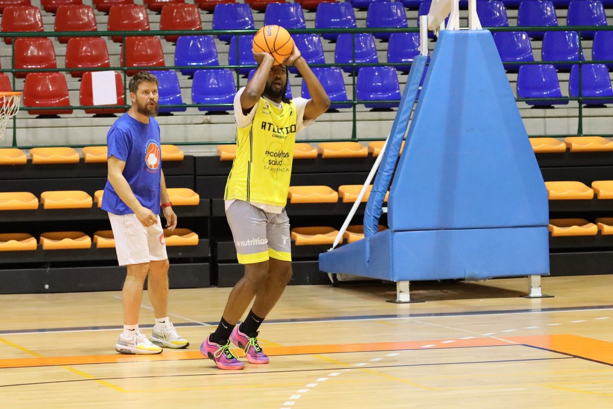 CBAtlCarbajosa's tweet photo. 🎯 Afina el punto de mira. Ajusta el ritmo. Prepara el juego
Nuestros chicos han tenido hoy sesión de tiro para llegar en modo 🔥 a la tercera jornada ante Blendio en Santander.
El aro ya lo sabe… vamos a por todas. 🏀
#AtléticoCarbajosa #RecoletasSalud #TerceraFEB #GameModeOn https://t.co/baqs5XyAsm