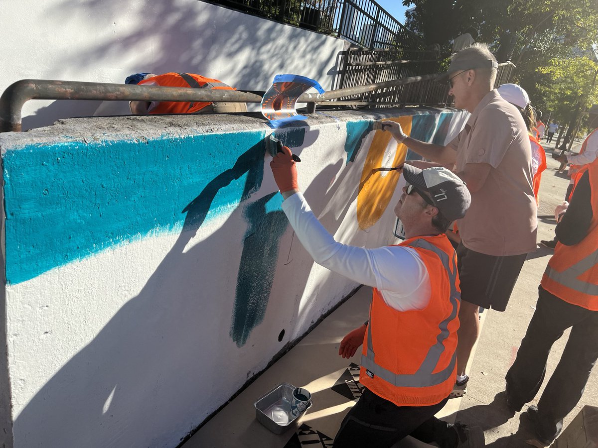 A huge THANK YOU 👏 to the amazing AT&amp;T employees who joined Keep America Beautiful &amp; its affiliate, the Keep Atlanta Beautiful Commission, to install the first in a series of stunning murals along MLK Jr. Dr. leading up to the #WorldCup2026  #BeautifyAtlanta