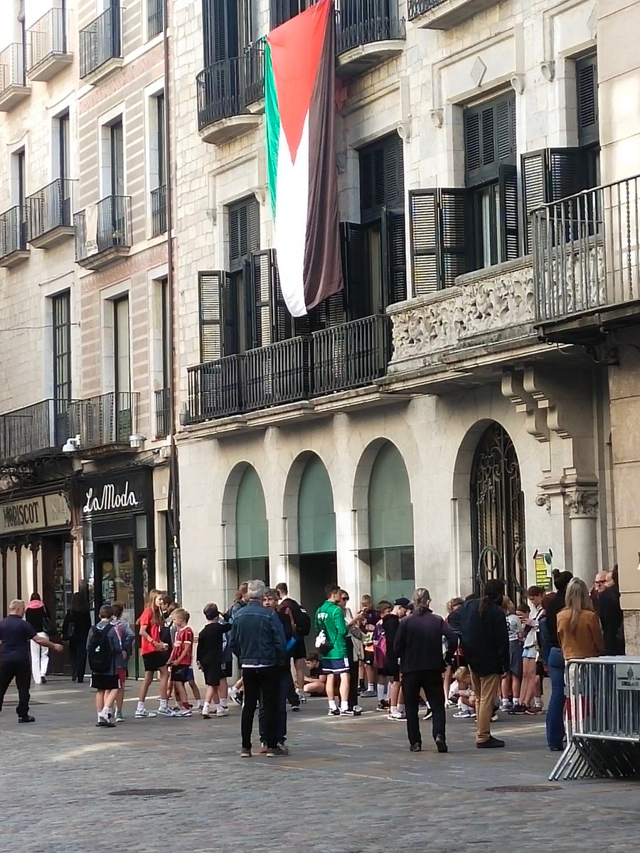 Avui tenim la vergonya de l'ajuntament de Girona, donant suport al terrorisme islàmic.

He de treure tota aquesta gentussa de les nostres institucions.
<a href="/SergiMaranya/">Sergi Maraña</a> <a href="/ACAI_cat/">ACAI</a> 
<a href="/acorey_cat/">Anthony Sànchez 🏴󠁧󠁢󠁥󠁮󠁧󠁿</a> 
<a href="/BarcelonaJudia/">Comunitat Jueva/Judía/Jewish de Barcelona</a> 
<a href="/DavidGR1714/">((( David Romà )))</a>