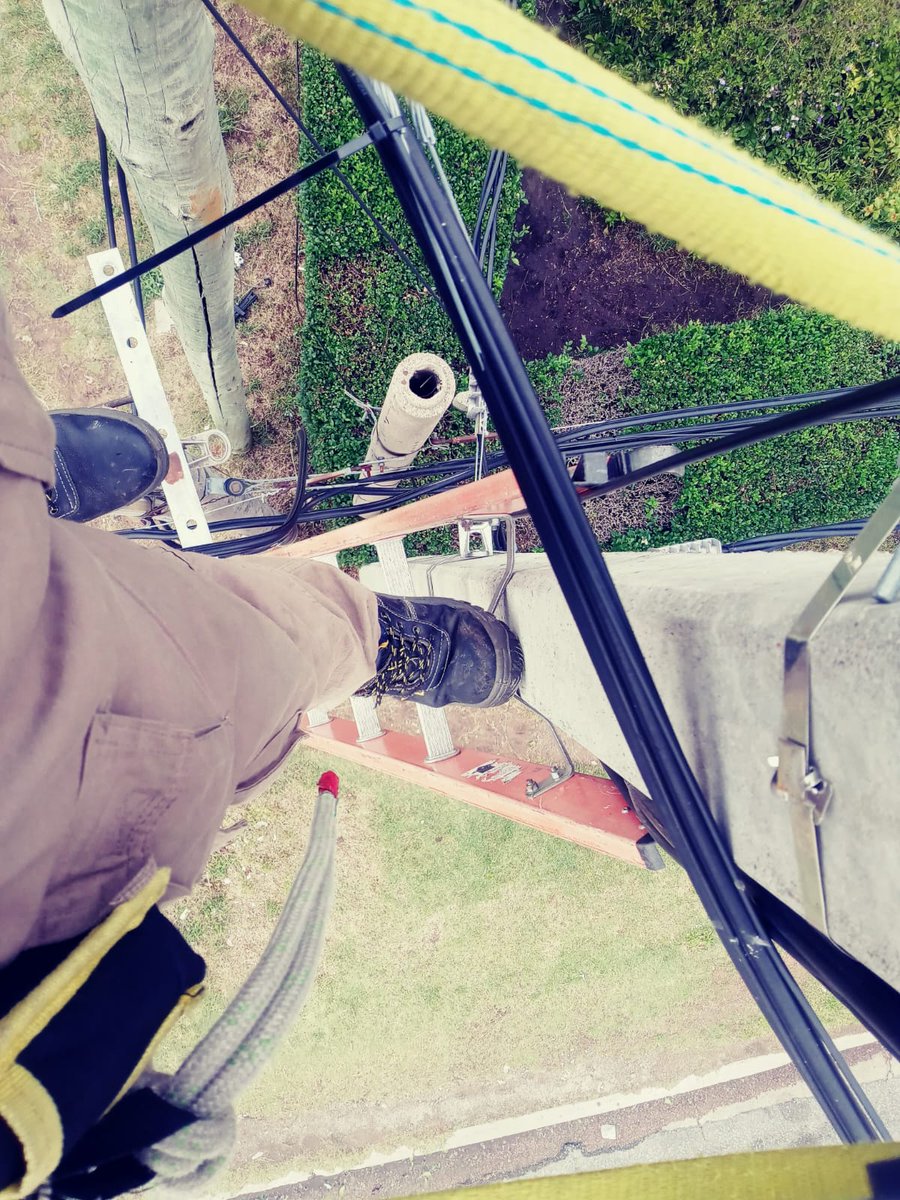 EPreve's tweet photo. 🔴 GRAVÍSIMO

✔️Nos llegan nuevas denuncias e imágenes de trabajadores de empresas de TV paga extranjeras y nacionales que están colocando su red de fibra utilizando (de forma ilegal) las columnas de UTE para competir con ANTEL.

✔️ Traen trabajadores argentinos y los hacen trabajar con lluvia colocando equipos de fibra en las columnas del tendido eléctrico de UTE.

✔️ Más detalles en LA TAPADITA https://t.co/ziH0cpWJ5p