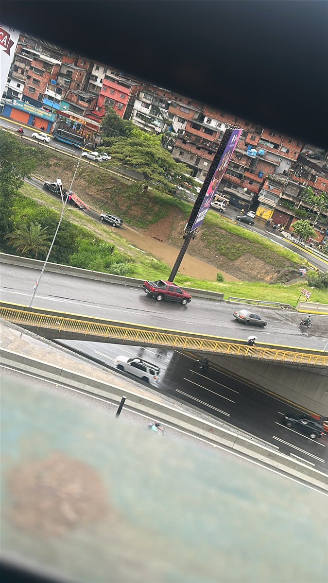 vanebalda's tweet photo. @lAlcaldiasucre  Urgente !!!! Es necesario el desagüe en el distribuidor hacia terrazas del Ávila y la Miranda !!!!  Esto lleva dias! https://t.co/RtnZziqx07