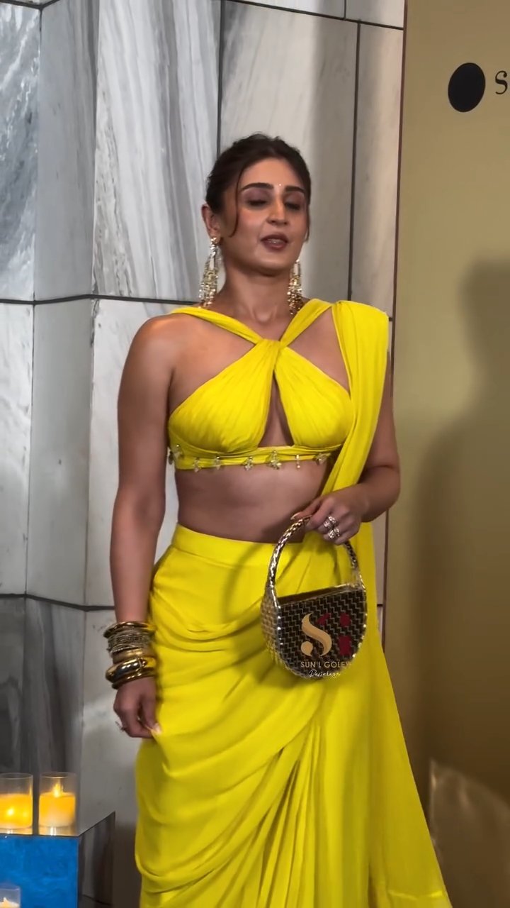 Dhvani Bhanushali side boobs show