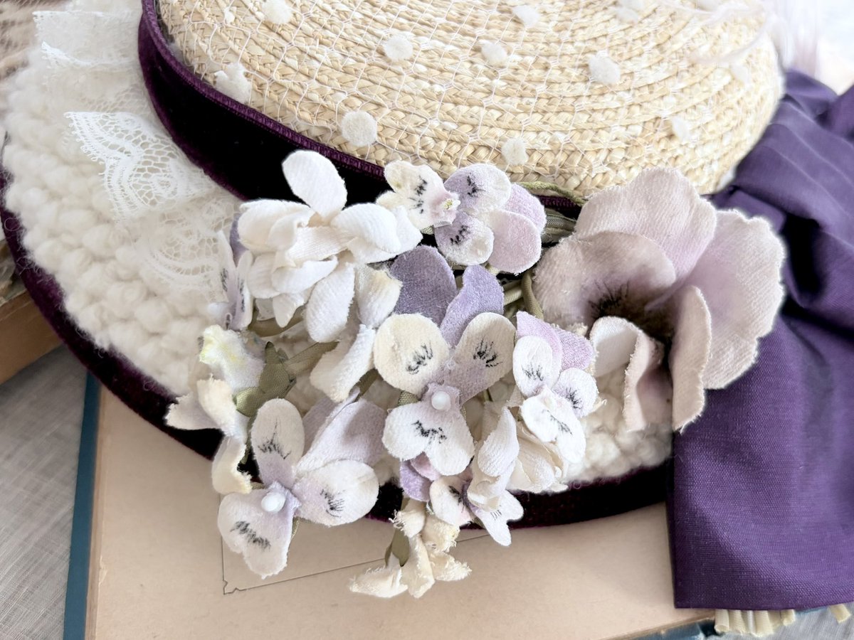 浅く、斜めに被って頂くタイプのキャノチエです。

ブリム部分にはボア生地、クラウンにはドットチュールを被せています。
シルクのリボンの左右には薄いライラック色の羽根とビロードで作ったビオラやすみれのブーケ。

裏に2箇所コームが付いています。

こちらはsalon de