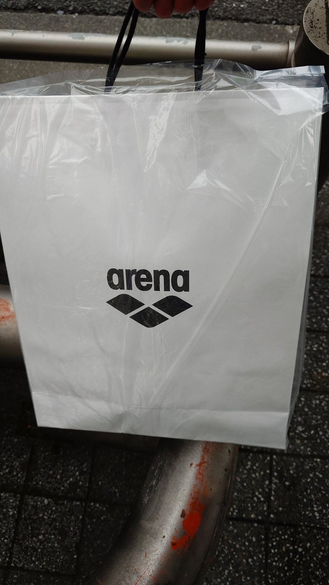 仕事早めに終わって渋谷方面いたので、暫くぶりにご訪問
先日紹介したタフスーツも展示されてました

ちょっと見て、迷ってたカーキのボックス買うだけのつもりだったけど..
水着だけじゃこんな大きなショッパーにはならんよね☺️
中身は後日
#arena #アリーナ東京