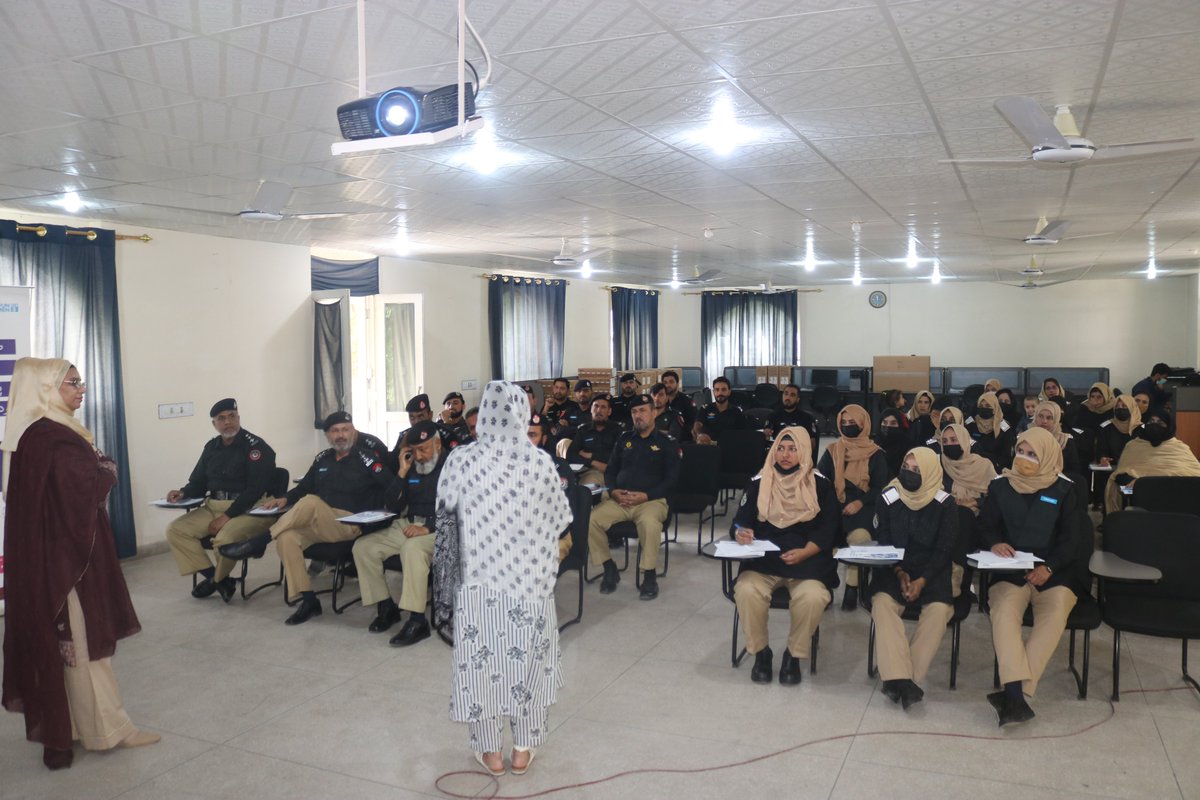 🚨 UN Women, under the <a href="/EUPakistan/">EUPakistan</a> -funded #DeliverJustice Project, held ToTs on Gender-Responsive Policing &amp; Pro-Women Laws at PTS Swat &amp; PTC Hangu.

👮‍♀️ 85 law instructors (incl. 35 women) trained to strengthen GBV response &amp; survivor-centered policing. 💜

#GenderEquality