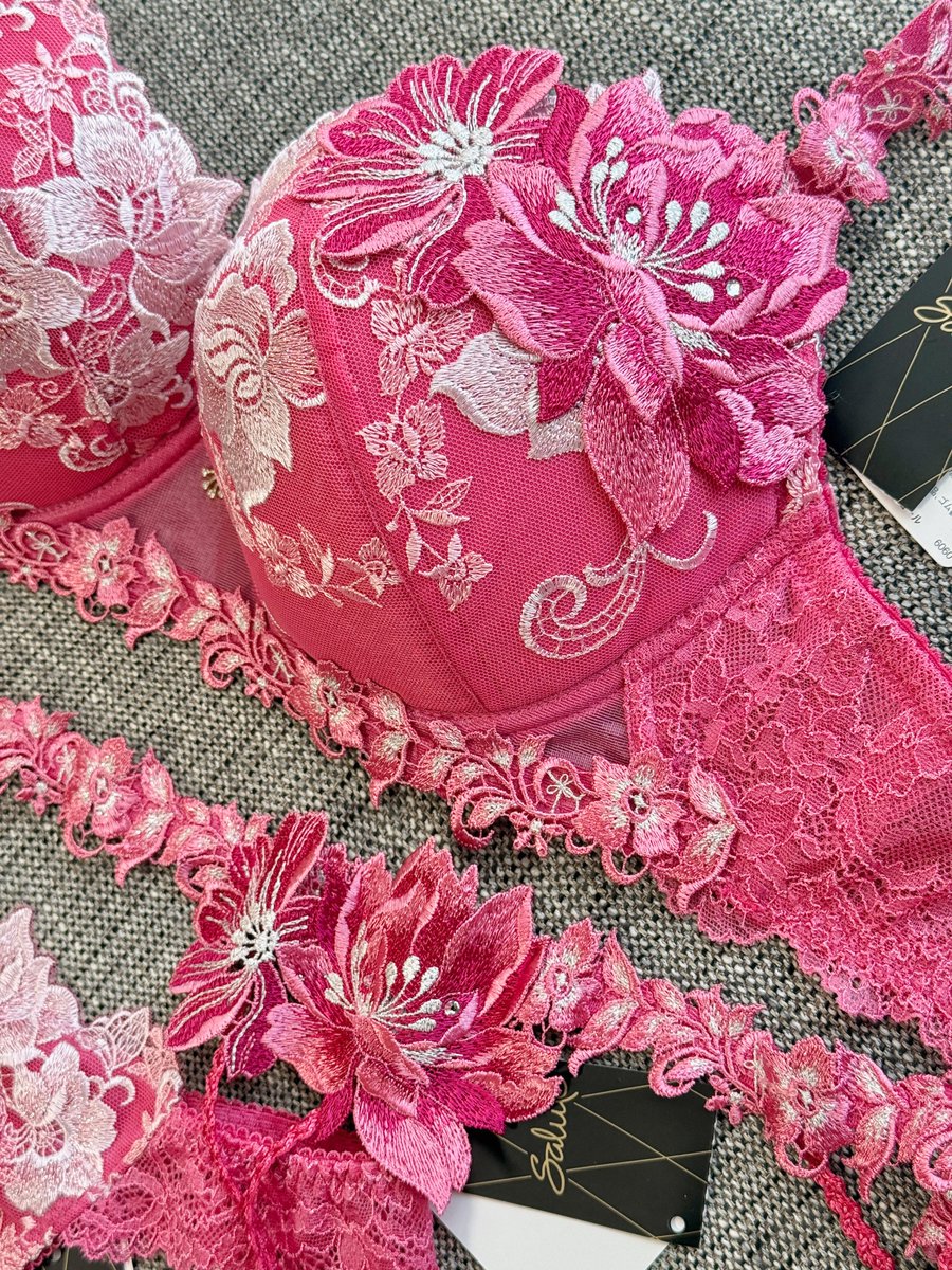 濃いめピンク🩷だいすき〜

ブラの真ん中のチャームも可愛いです
ピンクひさしぶりで幸せ🥰🩷 https://t.co/7utgaXdGAR