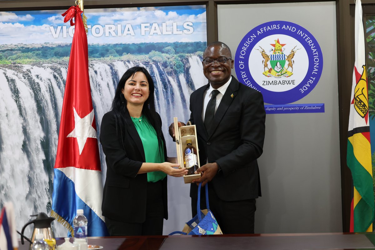 🇿🇼🤝🇨🇺 
Today, Hon. Prof. dr. Amon Murwira received a courtesy call from the Ambassador of the Republic of Cuba, H.E. Suzellys Pérez, at his Munhumutapa offices in Harare.

Discussions focused on the long-standing diplomatic and political relations between Zimbabwe and Cuba,