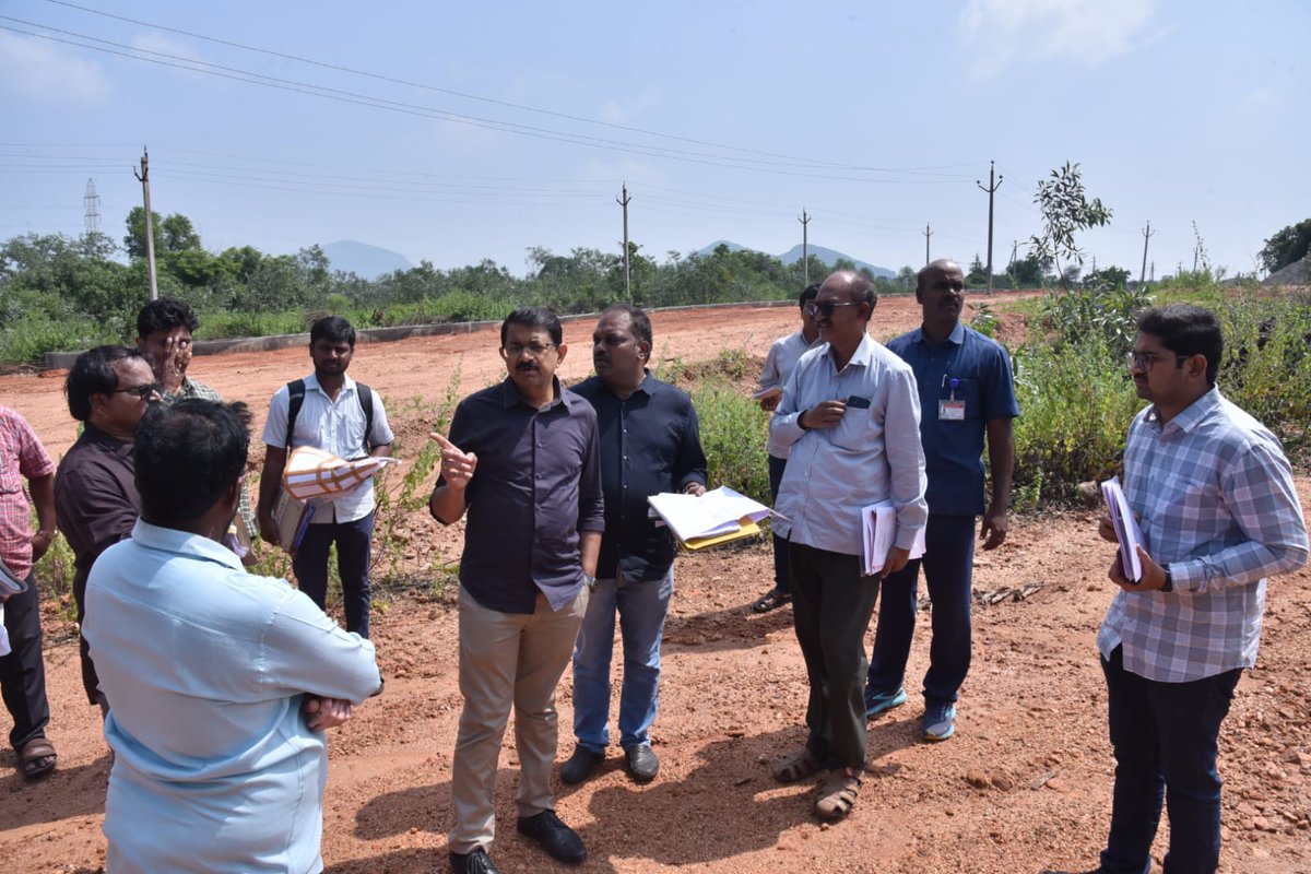 cdmvzm's tweet image. జిల్లా కలెక్టర్ జాతీయ #MSMEParks అభివృద్ధిపై దృష్టి సారించారు. కొత్తవలస (57 ఎకరాలు)లో 82 ప్లాట్లు, బొండపల్లి (57 ఎకరాలు)లో ప‌నుల‌ను వేగ‌వంతం చేసి, మౌలిక వసతులతో వీలైనంత త్వ‌ర‌గా పార్కుల‌ను సిద్దం చేయాల‌ని అధికారుల‌ను ఆదేశించారు. 
#MSME #IndustrialDevelopment #Vizianagaram #APIIC